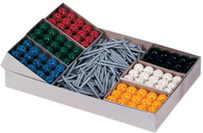 Set de constructie cu 420 de piese colorate din plastic. Forme geometrice