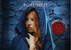 Pisica printre porumbei