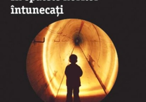 În spatele norilor întunecaţi