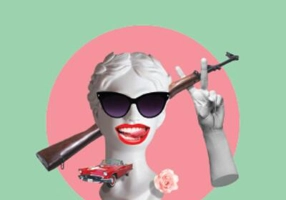 Doamna din mașină cu ochelari și o pușcă