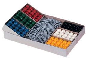 Set de constructie cu 420 de piese colorate din plastic. Forme geometrice