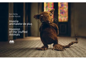 Invazia animalelor de plus - Invasion of the Stuffed Animals (editie bilingva) - Ken Derby, Eszter Kocsis