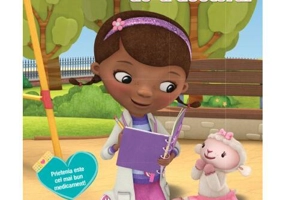 Disney Junior. Ne jucăm... de-a doctorul. Doctoriţa Pluşica. O poveste instructivă. Jocuri şi activităţi antrenante - Paperback brosat - Disney - Litera