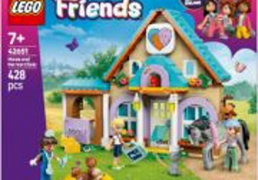 LEGO Friends. Clinica veterinara pentru cai si animale de companie 42651, 428 piese