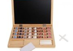 TABLA DIN LEMN CU 39 DE PIESE, MOMKI