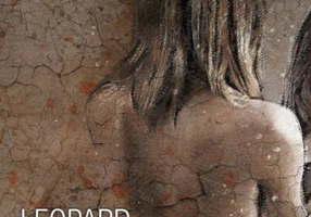 Leopard cu dresuri de mătase neagră