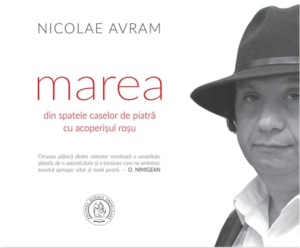 marea din spatele caselor de piatră cu acoperișul roșu